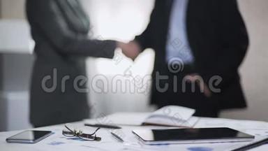 男女在办公室握手，商业伙伴签署合同，工会标志